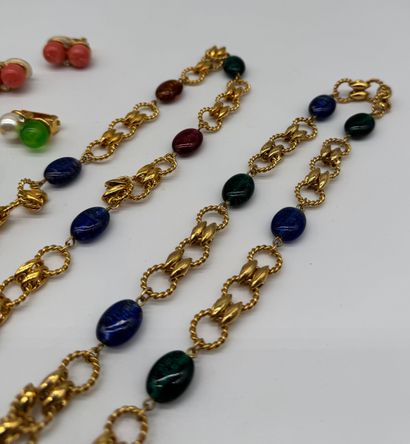 Ensemble de bijoux fantaisies aux tons dominants...