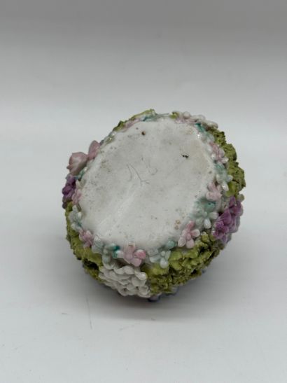 Lot de cinq pièces en porcelaine à décor...