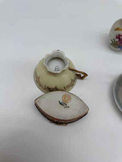 Lot de porcelaines décoratives et pendulette...