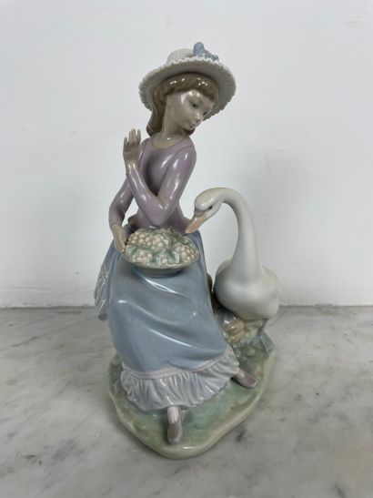 Lladró, « Jeune fille et oie au panier »,...