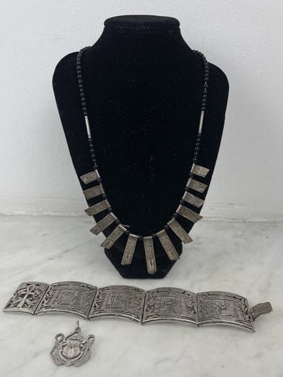 Lot de bijoux à décor égyptien et touareg...