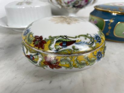 Lot de porcelaines de table et boîtes, France/Europe,...