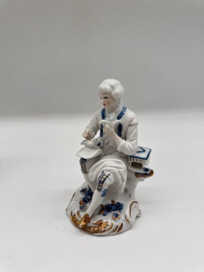 Lot de trois sujets en porcelaine - Scènes...
