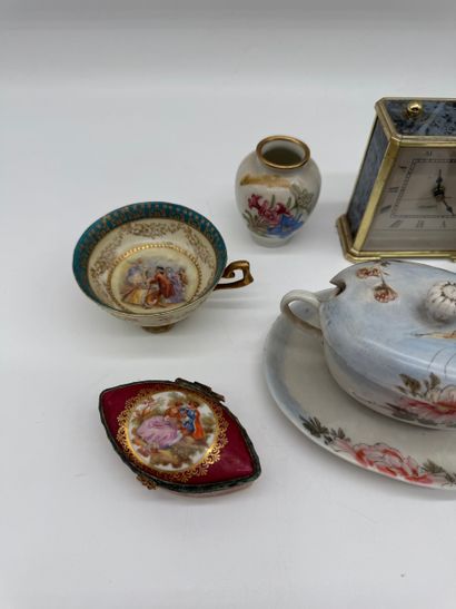 Lot de porcelaines décoratives et pendulette...