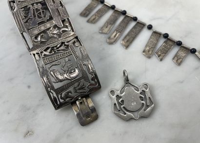 Lot de bijoux à décor égyptien et touareg...