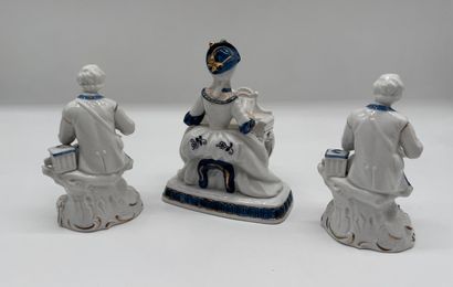 Lot de trois sujets en porcelaine - Scènes...