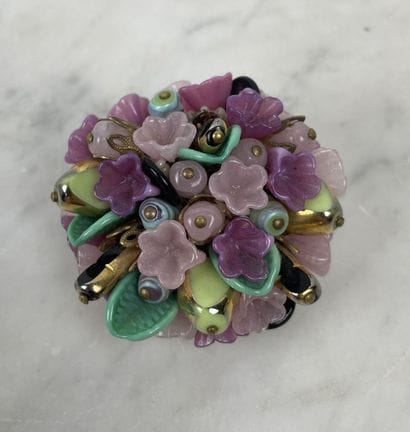 Broche « bouquet » en perles de verre moulé...