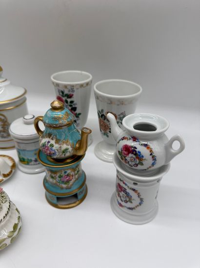 Grand ensemble de vaisselle en porcelaine,...