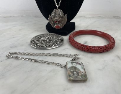 Lot Asie : collier en argent 925 à pendentif...
