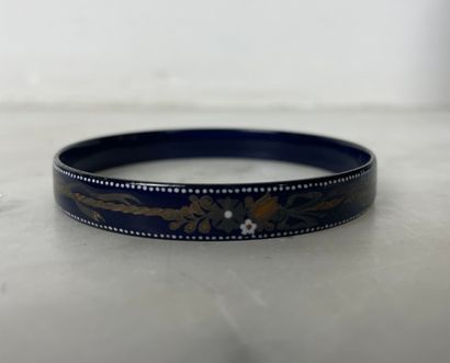 Bracelet jonc émaillé bleu à décor floral...