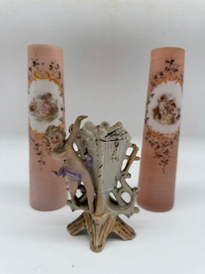Lot de trois vases à décor d’angelots
Paire...