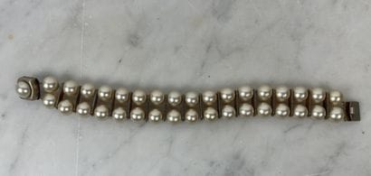Bracelet ancien à deux rangs de perles
Composé...