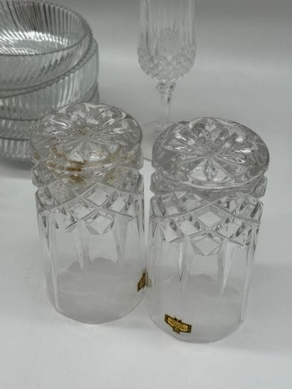 Glassware and Small Metalware Set - 13 pieces
Set...