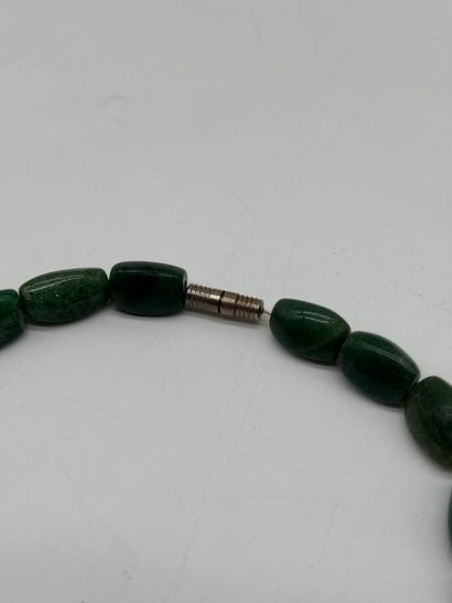 Collier aux pierres vertes
Bon état

Réf...