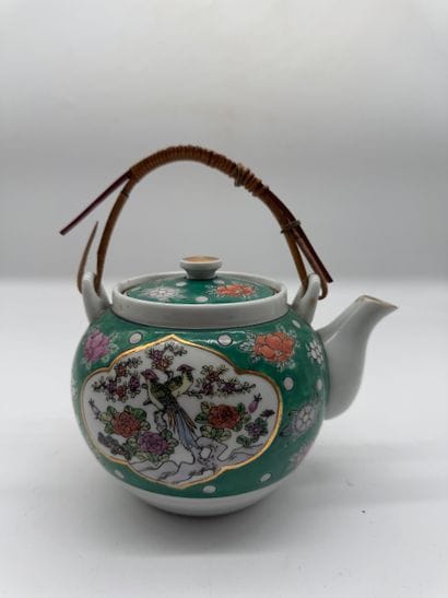 JAPON XXe SIECLE
Théière en porcelaine émaillée...