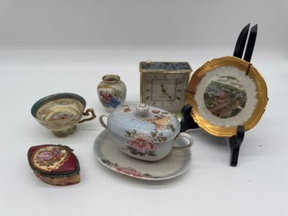 Lot de porcelaines décoratives et pendulette...