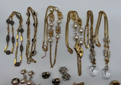 Ensemble de bijoux fantaisies aux tons dominants...