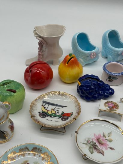 Lot de miniatures décoratives en porcelaine...