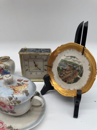 Lot de porcelaines décoratives et pendulette...