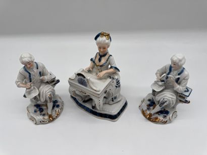 Lot de trois sujets en porcelaine - Scènes...