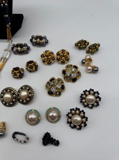 Ensemble de bijoux fantaisies aux tons dominants...