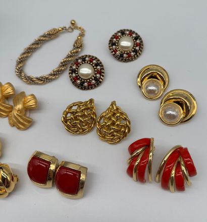 Ensemble de bijoux fantaisies aux tons dominants...