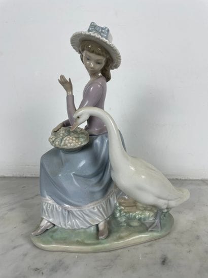 Lladró, « Jeune fille et oie au panier »,...