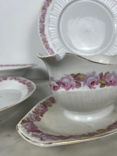 Fraureuth Rose-decorated porcelain service
White...