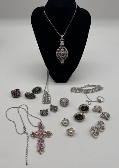 Ensemble de bijoux fantaisies aux tons dominants...