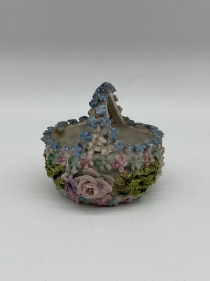 Lot de cinq pièces en porcelaine à décor...