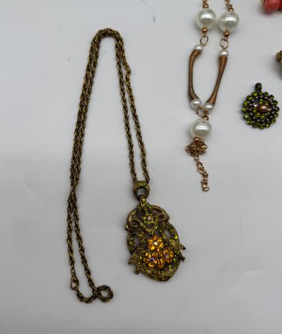 Ensemble de bijoux fantaisies aux tons dominants...