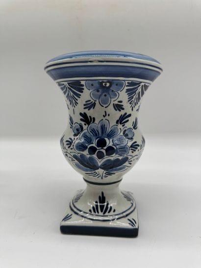 Set of decorative vases and glassware
Includes:
-...