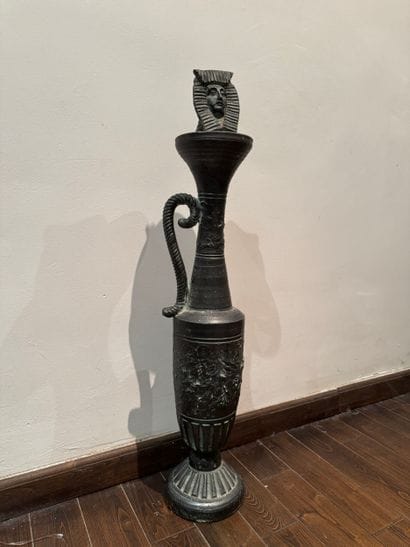 Colonne décorative égyptisante avec tête...