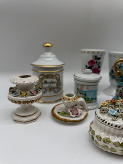 Grand ensemble de vaisselle en porcelaine,...