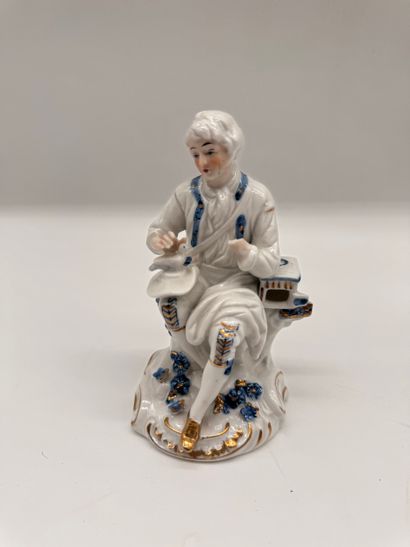 Lot de trois sujets en porcelaine - Scènes...