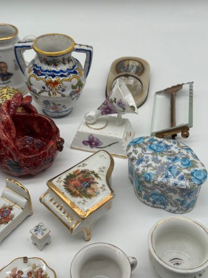 Lot de miniatures décoratives en porcelaine...