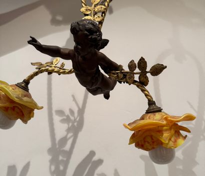 Suspension à deux lumières à décor d’angelot
Plafonnier...