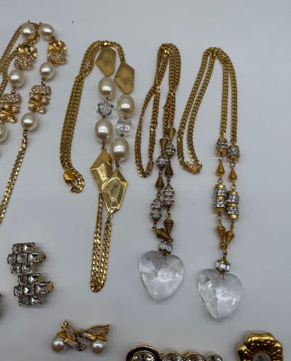 Ensemble de bijoux fantaisies aux tons dominants...