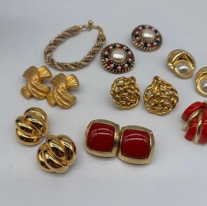 Ensemble de bijoux fantaisies aux tons dominants...