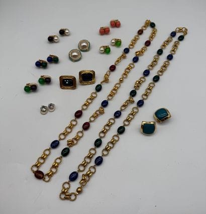 Ensemble de bijoux fantaisies aux tons dominants...