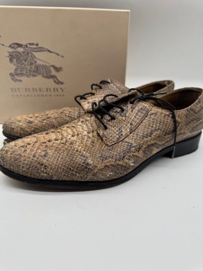 BURBERRY
Paire de chaussures en cuir à aspect...