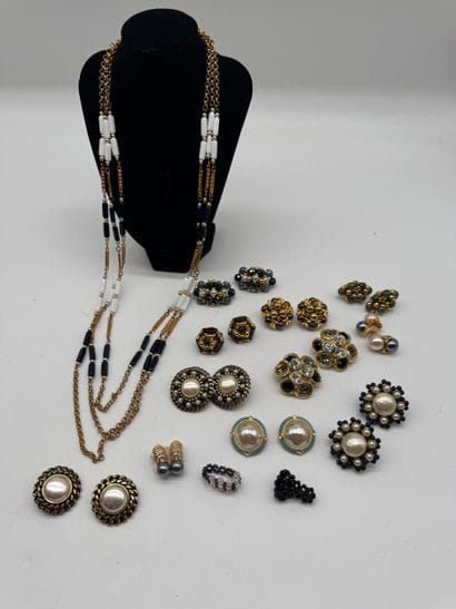 Ensemble de bijoux fantaisies aux tons dominants...