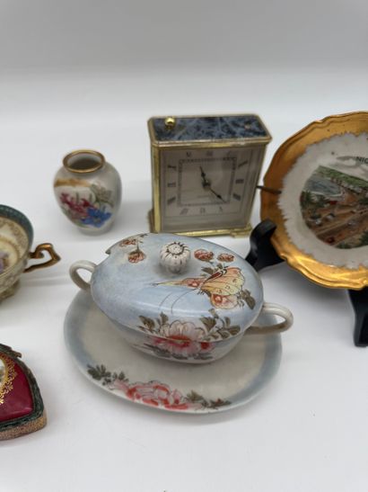 Lot de porcelaines décoratives et pendulette...