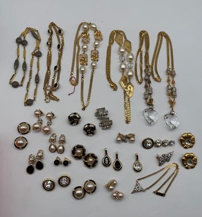 Ensemble de bijoux fantaisies aux tons dominants...