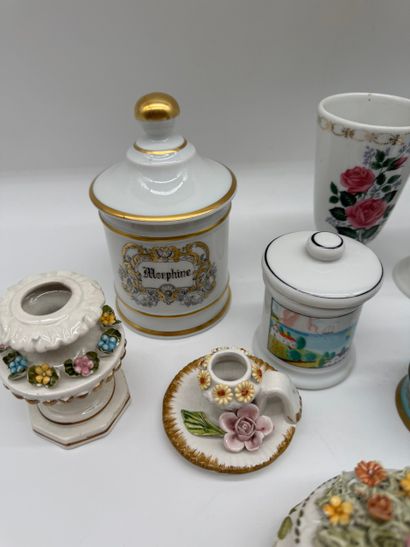 Grand ensemble de vaisselle en porcelaine,...