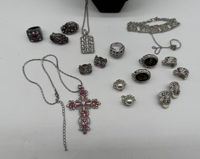 Ensemble de bijoux fantaisies aux tons dominants...