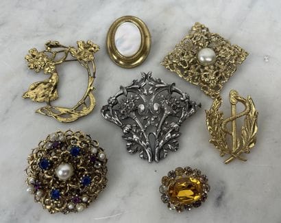 Lot de sept broches fantaisie, métal doré...
