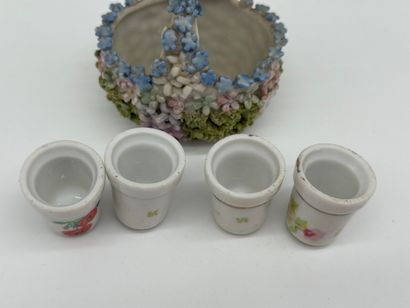 Lot de cinq pièces en porcelaine à décor...