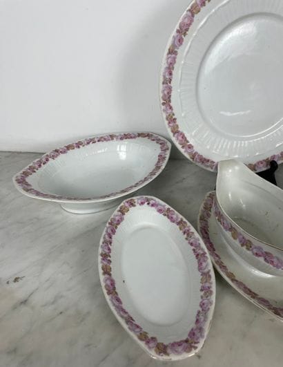 Fraureuth Rose-decorated porcelain service
White...