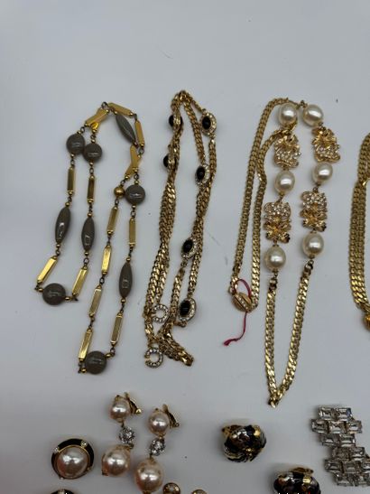 Ensemble de bijoux fantaisies aux tons dominants...